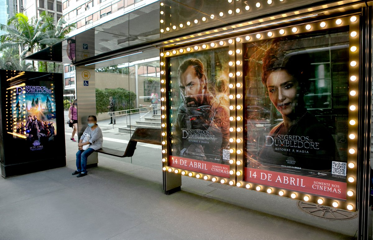 OtimaOOH's tweet photo. Para finalizar, as outras faces receberam iluminação “camarim”, aplicadas na moldura do painel.

O projeto fica disponível até o dia 18 de abril

#OtimaOOH #OOH #OsSegredosDeDumbledore https://t.co/p8GFfR9yeN