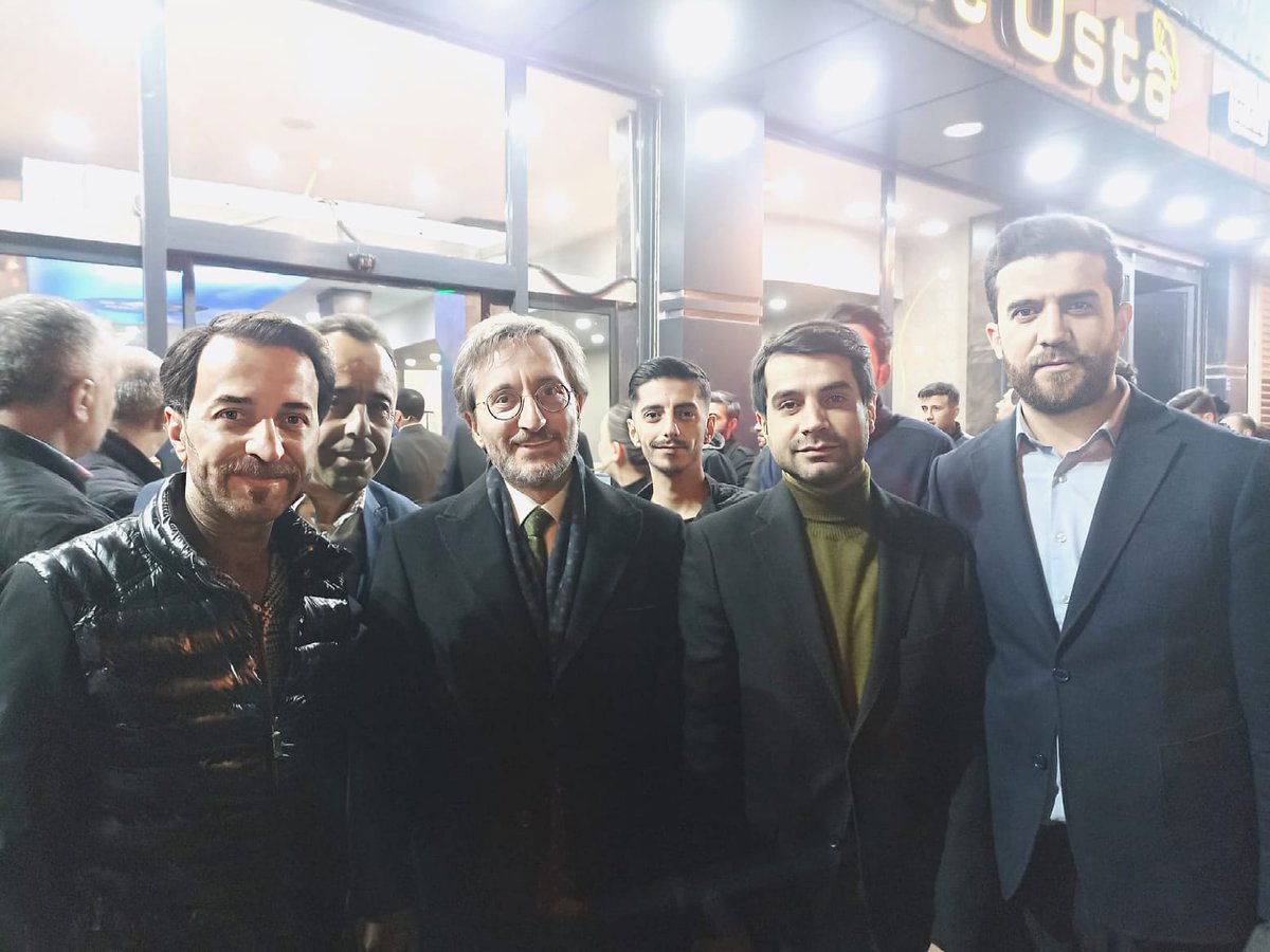 Gözlerimin görebileceği en değerli varlığın bir nefes kadar yakınımda olma şerefine nail olma mutluluğu hiç bir şekilde tarif edilemez.

İlçemiz Yüksekova'da iftar yemeğine iştirak eden liderimiz cumhurbaşkanımız sayın <a href="/RTErdogan/">Recep Tayyip Erdoğan</a>'ı ağırlamaktan onur duyduk...

<a href="/fahrettinaltun/">Fahrettin Altun</a>