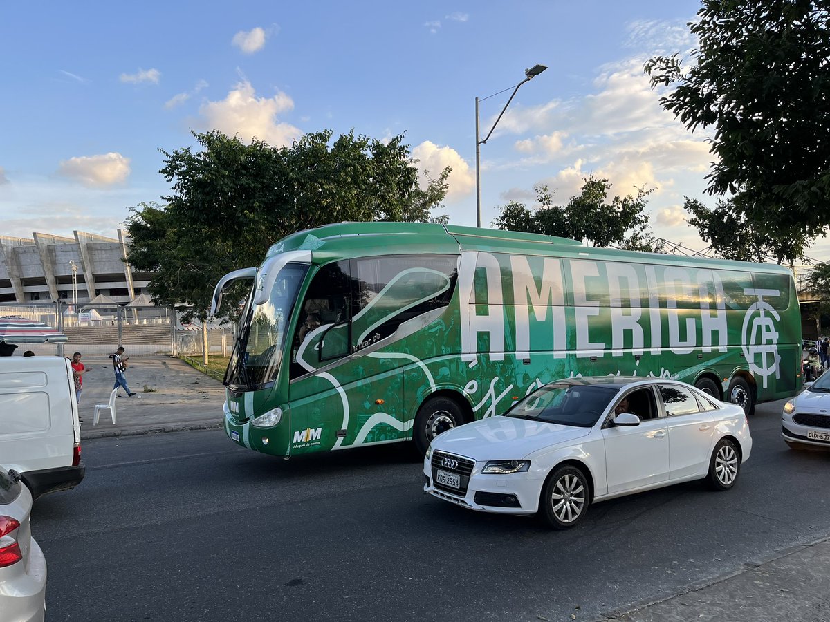martinsymiguel's tweet photo. Ônibus da delegação do América passa no entorno do Mineirão. Está a caminho do hotel onde está o elenco americano para levá-lo ao estádio. Torcedores do Atlético provocaram o motorista, que levou na esportiva e apenas sorriu. #otempo #superfc https://t.co/iueKWOoTdy