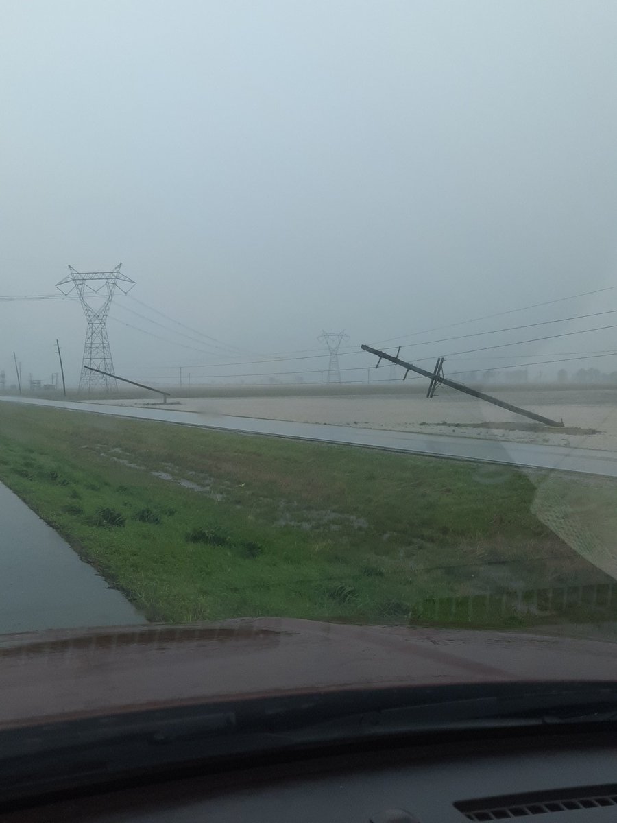 WxSpotterAlanK's tweet photo. Power piles snapped. Approx 15:20.  I-55 MM 29.0.  #pahspotter #nwspah https://t.co/Xt4AvaEM4i