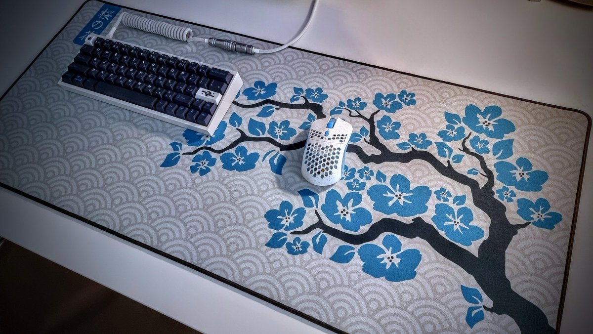 Double post of the <a href="/YourMouseMods/">MouseMods</a> Whiteout Sakura because daaaaaamn it looked clean when I laid it out on my desk.... 

Just need that <a href="/finalmouse/">Finalmouse</a> Poseidon review sample to round off my blue vibes 😬🙏