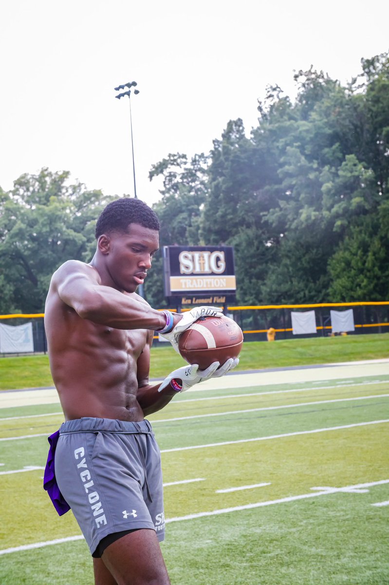 KeShonSingleton's tweet photo. I will post my pass/catch workout schedule soon. #trans4orm https://t.co/oiDHzIlYX9