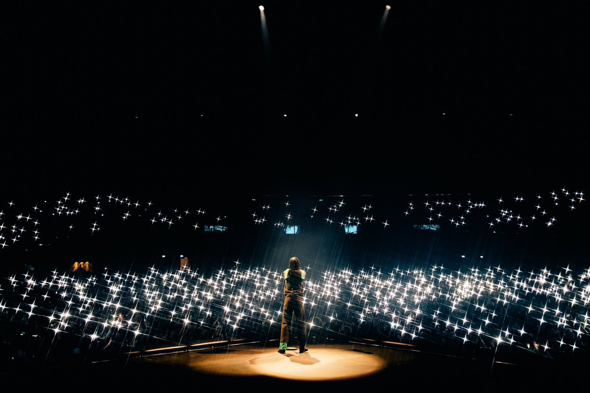 burnaboy's tweet photo. ROTTERDAM “22 🇳🇱 #spacedrift 

📸 @ElliotHensford https://t.co/Ksxo6a8X5s