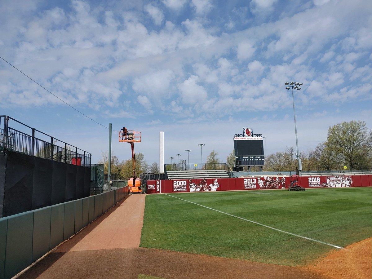NettingPros's tweet image. #NettingPros #NetCommanders installing a new #BlackFiber Pro16 #Dyneema backstop system this week for @OU_Softball #BoomerSooner #softball