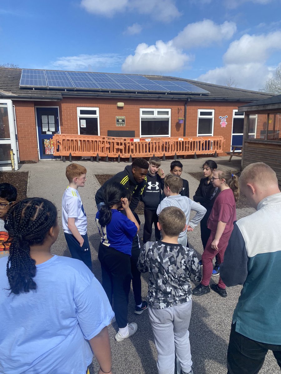 Castleton Primary (@castleton_leeds) on Twitter photo Today playscheme welcomed Leeds United’s Junior Firpo. Junior came to make fruit smoothies with Year 2.
Thanks to the Leeds United for making this happen. <a href="/LUFC/">Leeds United</a> and <a href="/JuniorFirpo03/">Junior Firpo</a> for giving up your time to see us. Ps, don’t forget to tell <a href="/Kalvinphillips/">Kalvin Phillips</a> about the chicken 🤣 Today playscheme welcomed Leeds United’s Junior Firpo. Junior came to make fruit smoothies with Year 2.
Thanks to the Leeds United for making this happen. <a href="/LUFC/">Leeds United</a> and <a href="/JuniorFirpo03/">Junior Firpo</a> for giving up your time to see us. Ps, don’t forget to tell <a href="/Kalvinphillips/">Kalvin Phillips</a> about the chicken 🤣