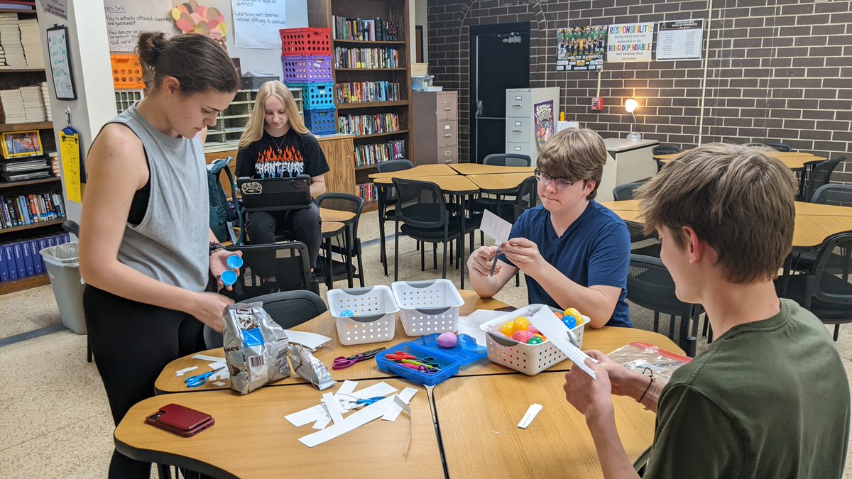 #KinderKennedy has hidden 🥚40+eggs 🥚 around the school. Find an egg, keep the treat, snap a picture and tweet. 
But above all, make sure to pass along the kindness! 
Happy Hunting 🐰
<a href="/cougs2023/">KHS Class of 2023</a> @KHSClassOf25 @cougs2022 <a href="/CRKennedyHigh/">Jason Kline</a> <a href="/KinderKennedy/">Kinder Kennedy</a>