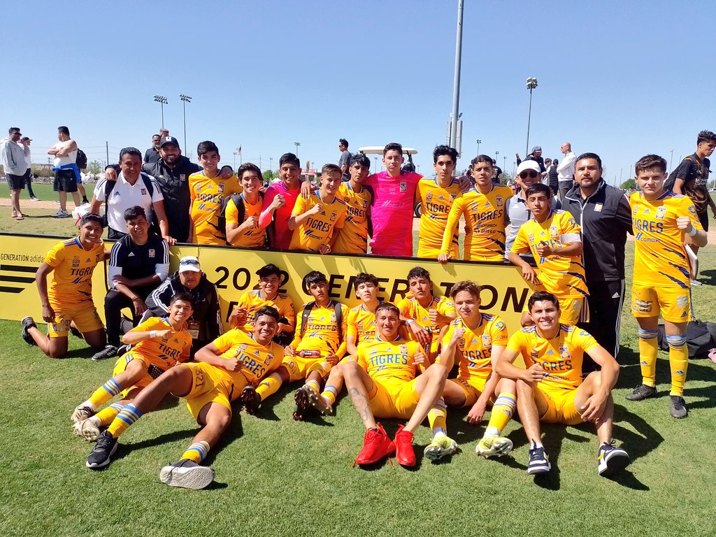 ClubTigresFB's tweet photo. #U17 ¡Acechando al rival! Tigres avanza a Cuartos de Final de la Copa Adidas Generation tras remontar una desventaja de dos goles y derrotar 3-2 a Dynamo, por los felinos marcaron Salinas, Ruiz y Villavicencio ⚽🐯 https://t.co/XWVux8RdsI