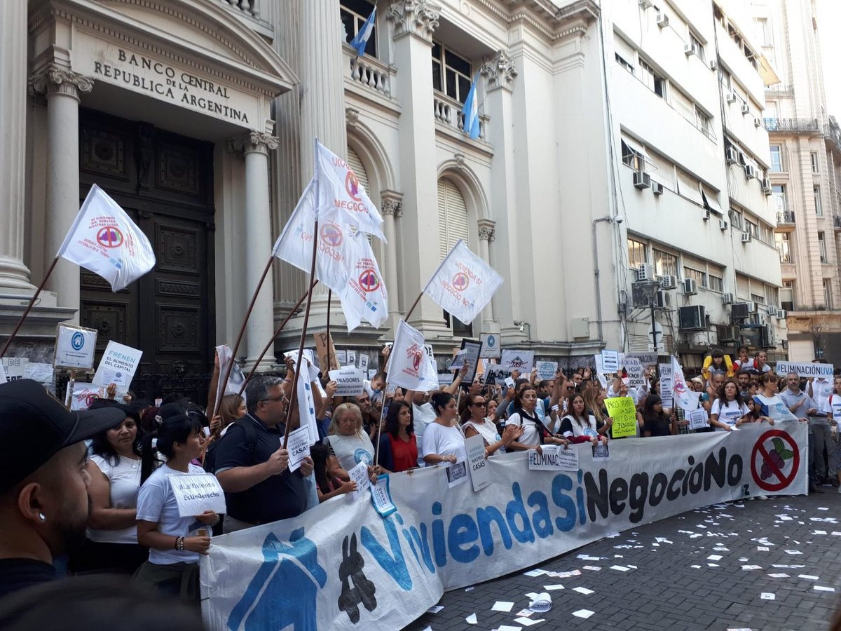 hipotecadosuva's tweet photo. .@jorgeferraresi En los últimos meses, los #HipotecadosUVA venimos con subas mensuales en las cuotas entre $2000 y $4000. Y seguirá así por varios meses más. No hay bolsillo que aguante. Basta de esta #UsuraUVA!!!   #inflacion https://t.co/5oWqHaPCa9