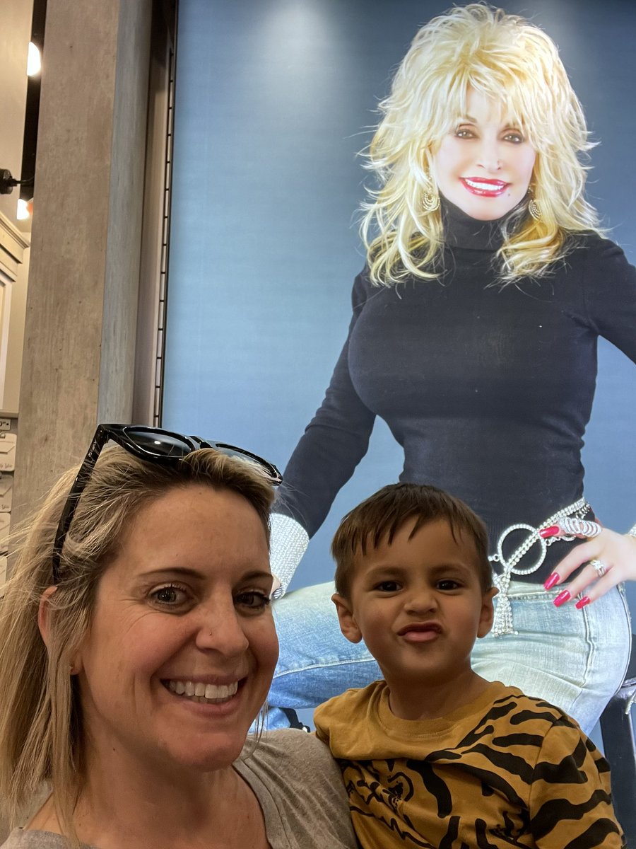 pchtravrn's tweet photo. @DollyParton This humidity is helping with the hair volume 😜 #dollywood https://t.co/28RQnnGSTo