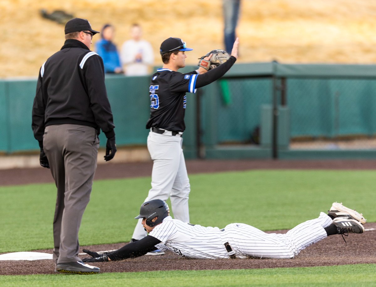 UVUbsb's tweet photo. Gotta go for them extra bases!
#UVU #GoUVU #UVUbsb  #ProtectTheDen https://t.co/fMpiHJNJ5k