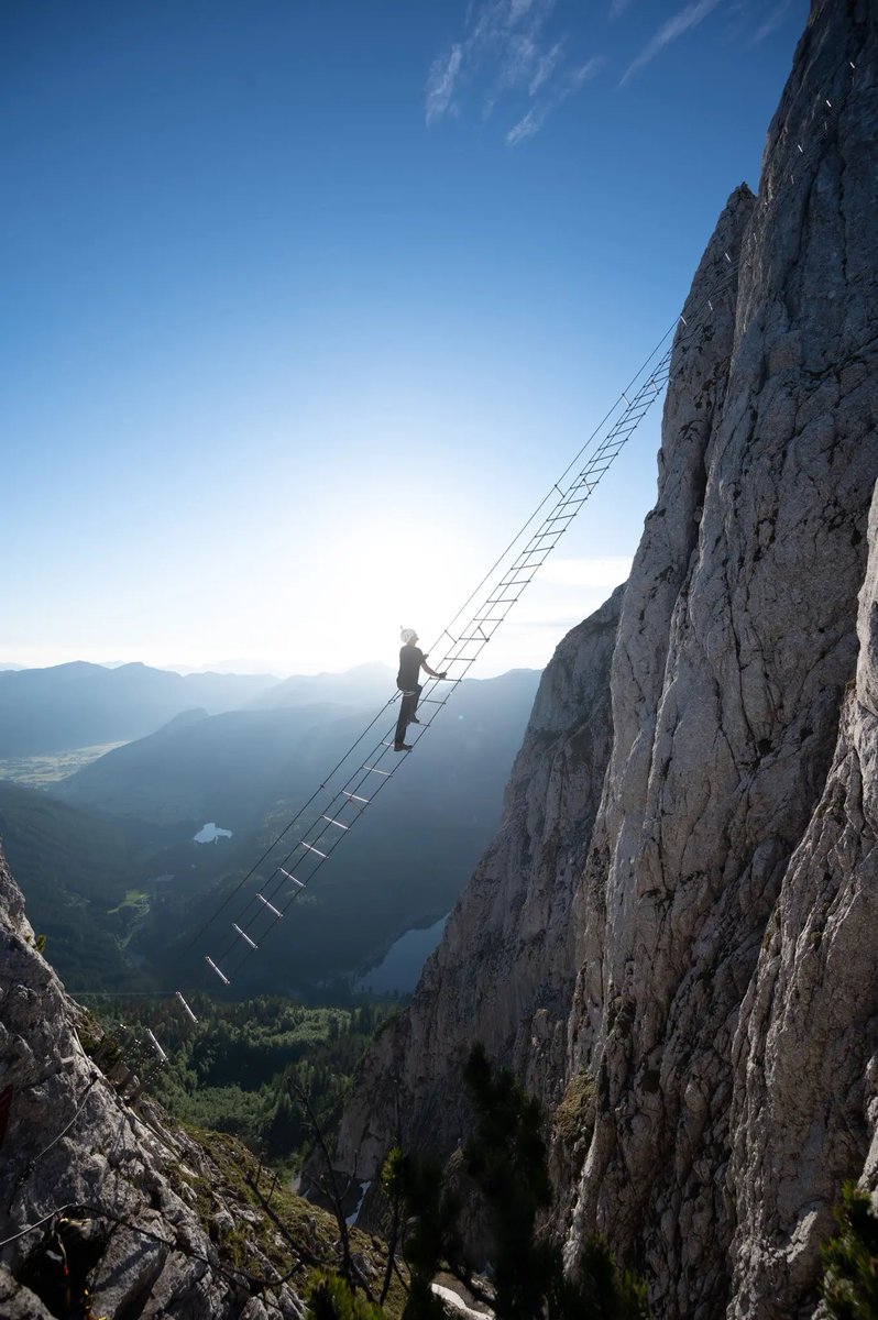 TheNorskaPaul's tweet photo. A crazy guy on a “stairway to heaven” 2,300 feet up on a 140 ft ladder😳
#MarcOffenbacher did it between two mountains other day, in the #DonnerKogel mountain range in #Gosaukamm #Austria & a very experienced climber.
📸 #SebLehrke dude 👍 https://t.co/D9bX4ArARs