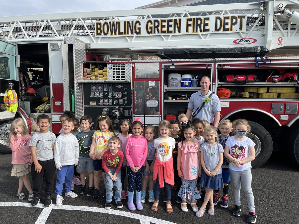 melliottsclass's tweet photo. 🚒A visit from the firetruck to kick off our morning! We learned all about fire safety and even got to sit in the captains seat! Thanks to our Topper teachers for getting it all set up! https://t.co/WNwoUKi6AW