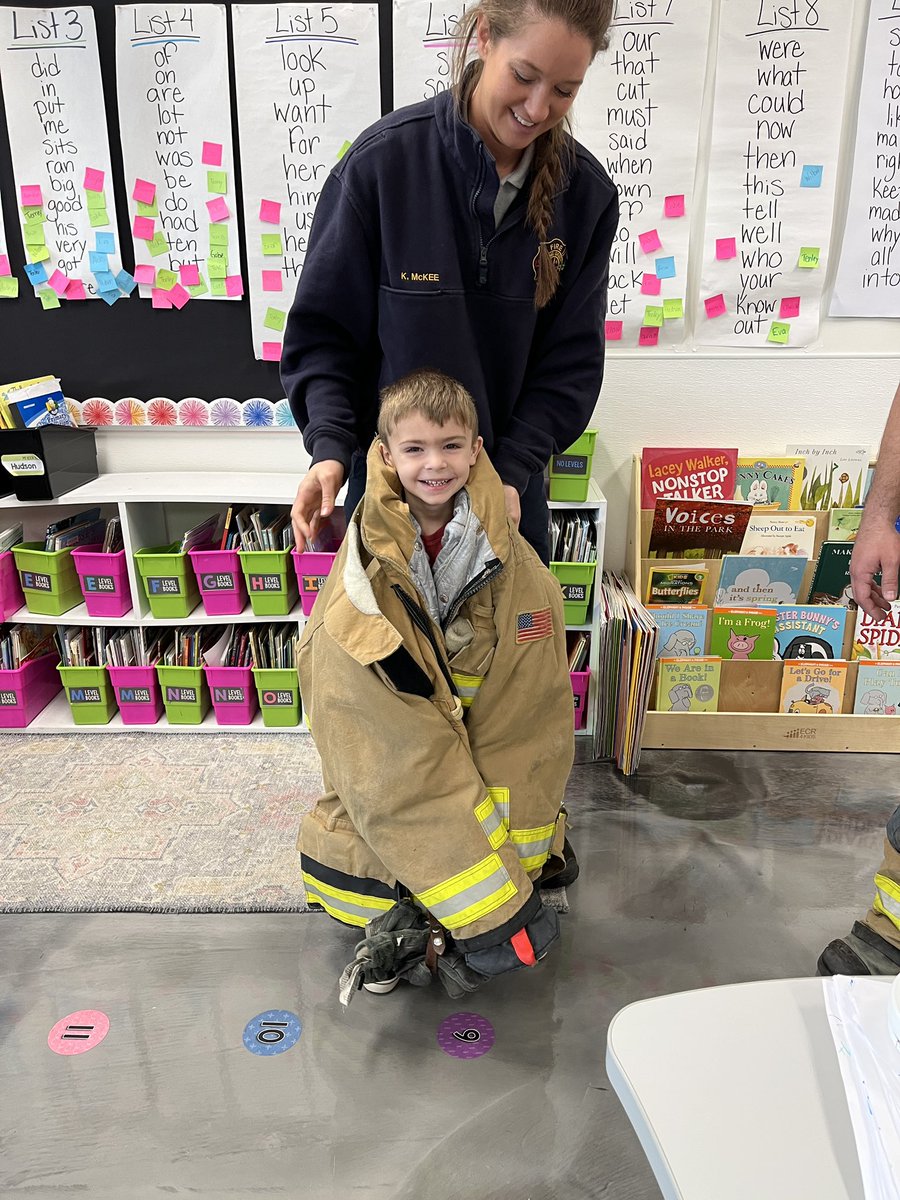 melliottsclass's tweet photo. 🚒A visit from the firetruck to kick off our morning! We learned all about fire safety and even got to sit in the captains seat! Thanks to our Topper teachers for getting it all set up! https://t.co/WNwoUKi6AW