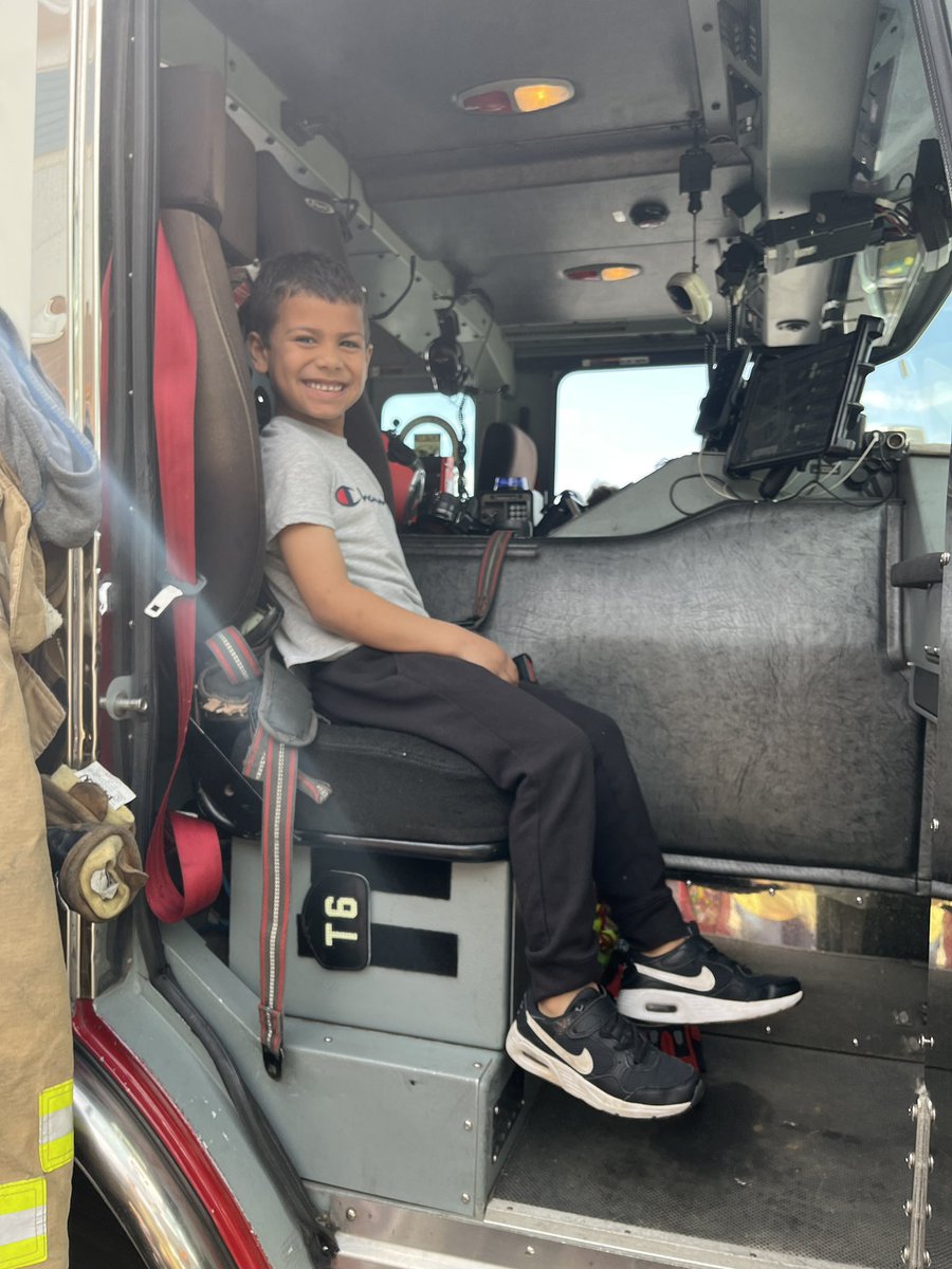melliottsclass's tweet photo. 🚒A visit from the firetruck to kick off our morning! We learned all about fire safety and even got to sit in the captains seat! Thanks to our Topper teachers for getting it all set up! https://t.co/WNwoUKi6AW