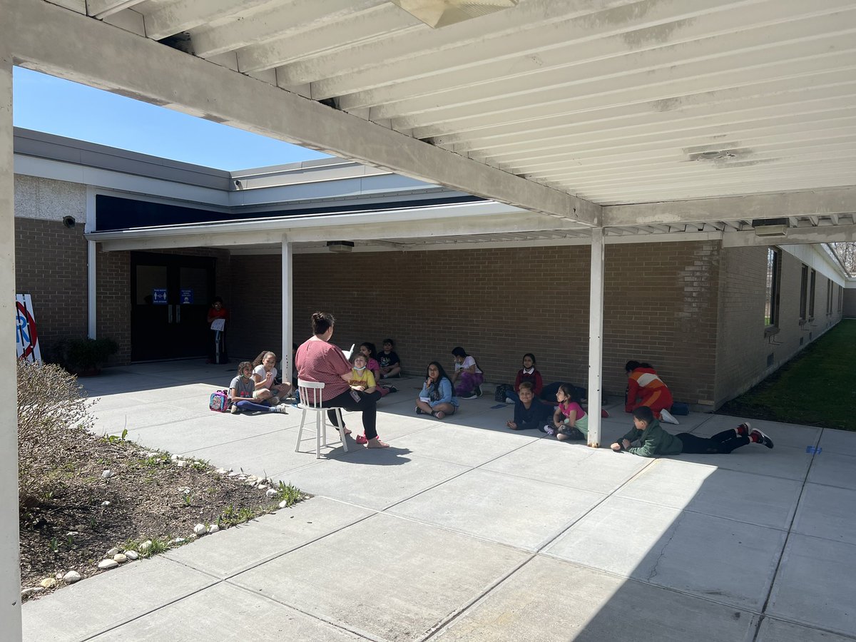 StadleyRough's tweet photo. We loved admiring Ms. Scott and her third graders enjoying their read-aloud out in the beautiful spring weather! It was peaceful...
โ๏ธ๐น๐๐งโโ๏ธ #STRthirdgrade https://t.co/w7yi14PYOf