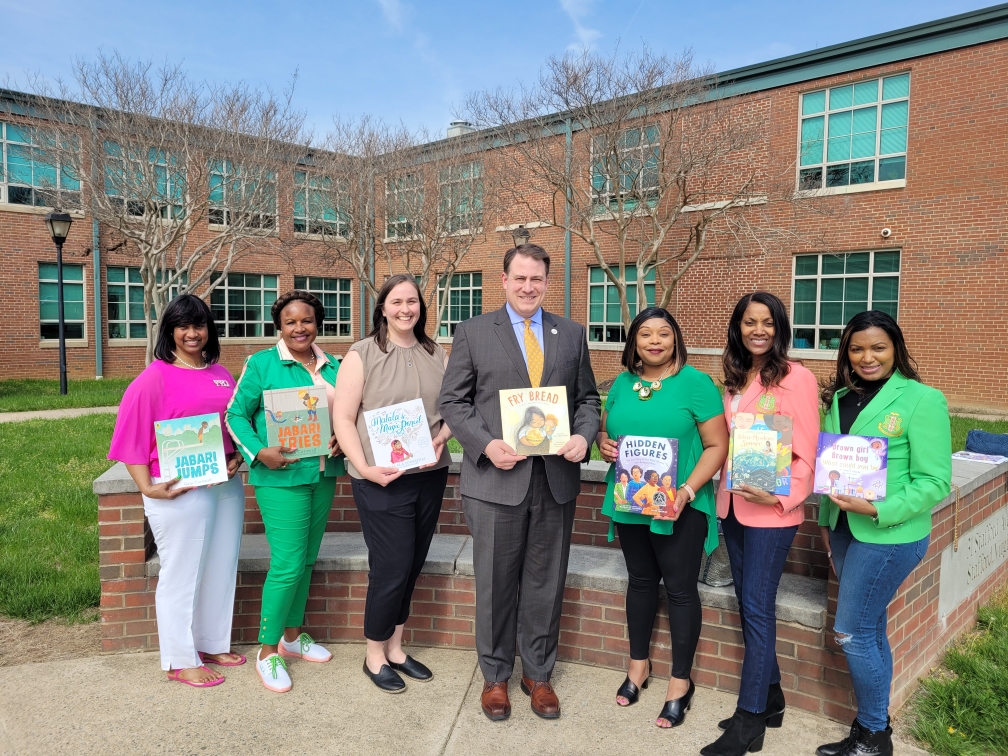 SCPSchools's tweet photo. Psi Psi Omega Chapter of Alpha Kappa Alpha Sorority, Inc. donated more than 200 books today to Moncure Elementary School. @AnneEMoncureES #MESBears #SCPSReads #SCPSCommunity https://t.co/6nRGnhEq75