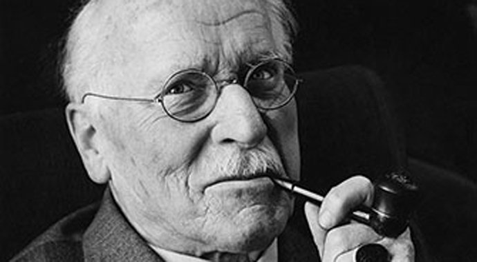 «Потеря корней и утрата традиции невротизируют массы, готовящих к коллективной истерии, - а коллективная истерия требует коллективной терапии, состоящей в уничтожении свободы и установлении террора». (Карл Густав Юнг, «Эон. Исследование феноменологической самости»)