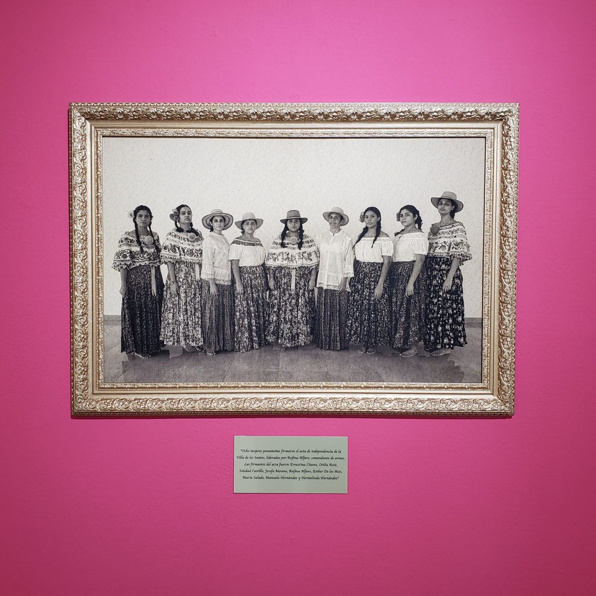 CCESV's tweet photo. #EmancipadasYEmancipadoras II 𝐿𝑎 𝑝𝑎𝑡𝑟𝑖𝑎 𝑎𝑔𝑟𝑎𝑑𝑒𝑐𝑒 𝑎 𝑙𝑎𝑠 𝑝𝑟𝑜́𝑐𝑒𝑟𝑒𝑠 𝑠𝑎𝑛𝑡𝑒𝑛̃𝑎𝑠 𝑑𝑒𝑙 10 𝑑𝑒 𝑛𝑜𝑣𝑖𝑒𝑚𝑏𝑟𝑒 𝑑𝑒 1821 (2021) es la obra de la artista panameña, Momo Magallón. https://t.co/of8lw4g2OY