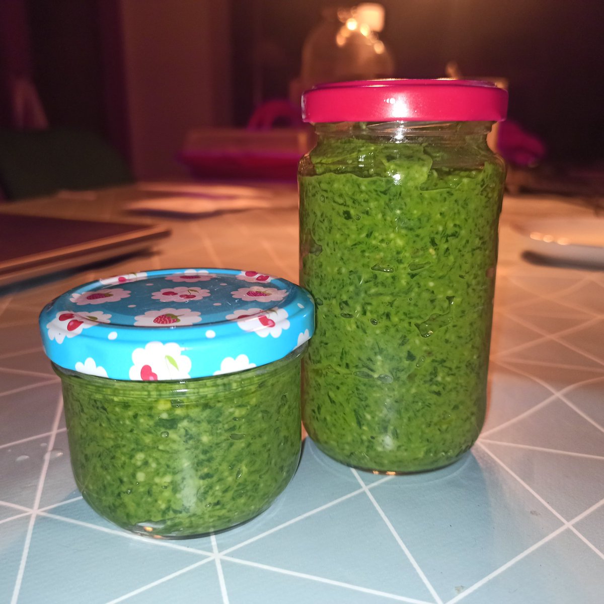 Was vom #Bärlauch übrig blieb...  

#vieleBlätterWenigPesto #Pesto #Transformation #Frühling #HomeMadeContent