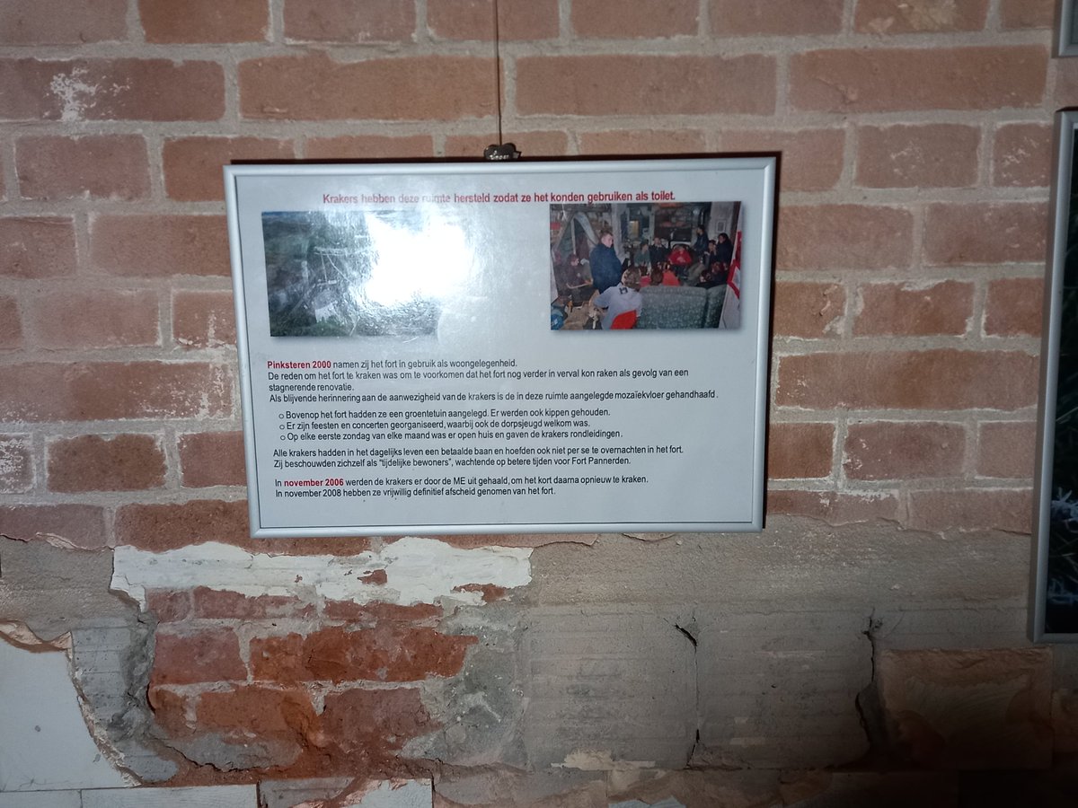 lianneduiven's tweet photo. Met de raad #lingewaard op bezoek bij #werelderfgoed #fortpannerden in #doornenburg. Blijft leuk om ook jonge geschiedenis van #fort te zien #krakers #koeneridders di flinke bijdrage hadden aan behoud van fort https://t.co/XlxNMiCGE0
