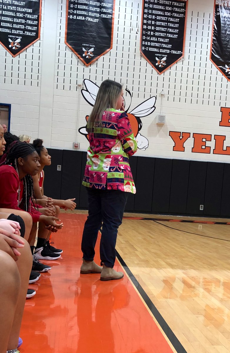 kell_mj's tweet photo. SCREAMING HAPPY BIRTHDAY to my right hand woman @coach_durst !!! I’m lucky to know you as a coach and even luckier to call you a friend! Thanks for putting up with me in and out of practice 😬 Enjoy your day! https://t.co/EwyyUii3y3