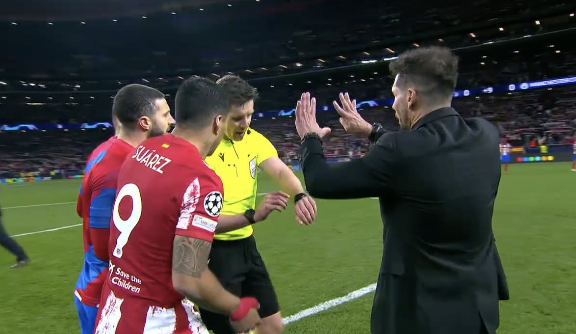 ESPNFC's tweet photo. Diego Simeone with the referee after the final whistle https://t.co/uiyFMDCCtI