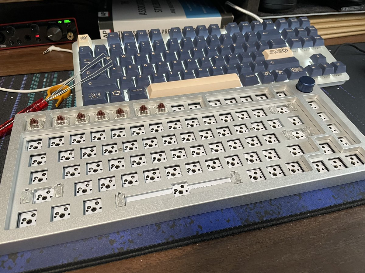 AndrewLin724's tweet photo. Jeez this thing is heavy #MechanicalKeyboard https://t.co/pfGaJ86jP7