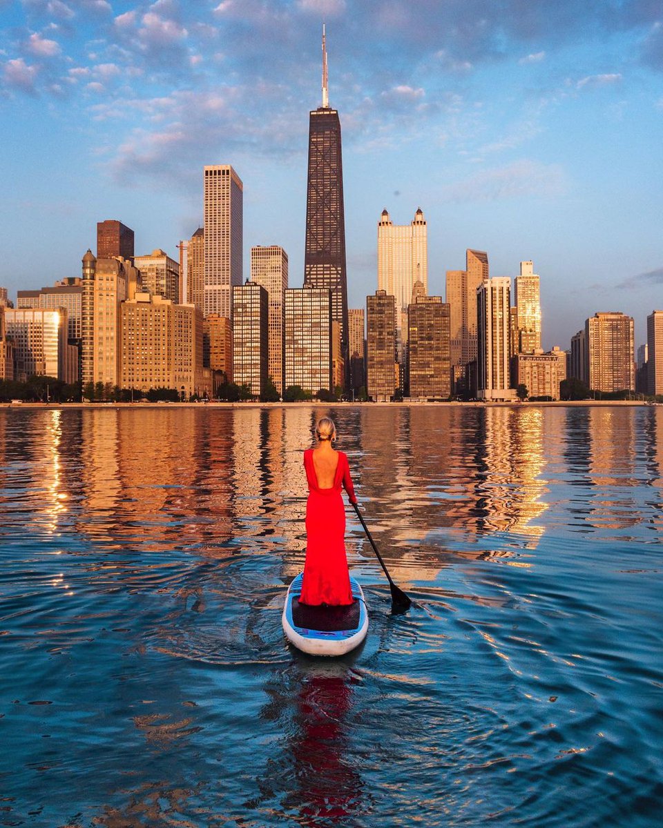 Goralka102's tweet photo. Sunrise or sunset? Which golden hour is your favorite? Nothing beats a calm summer morning on the lake in Chicago.  #bbladyinred #worldtraveler #traveler #photographer https://t.co/qNISHPWzWM