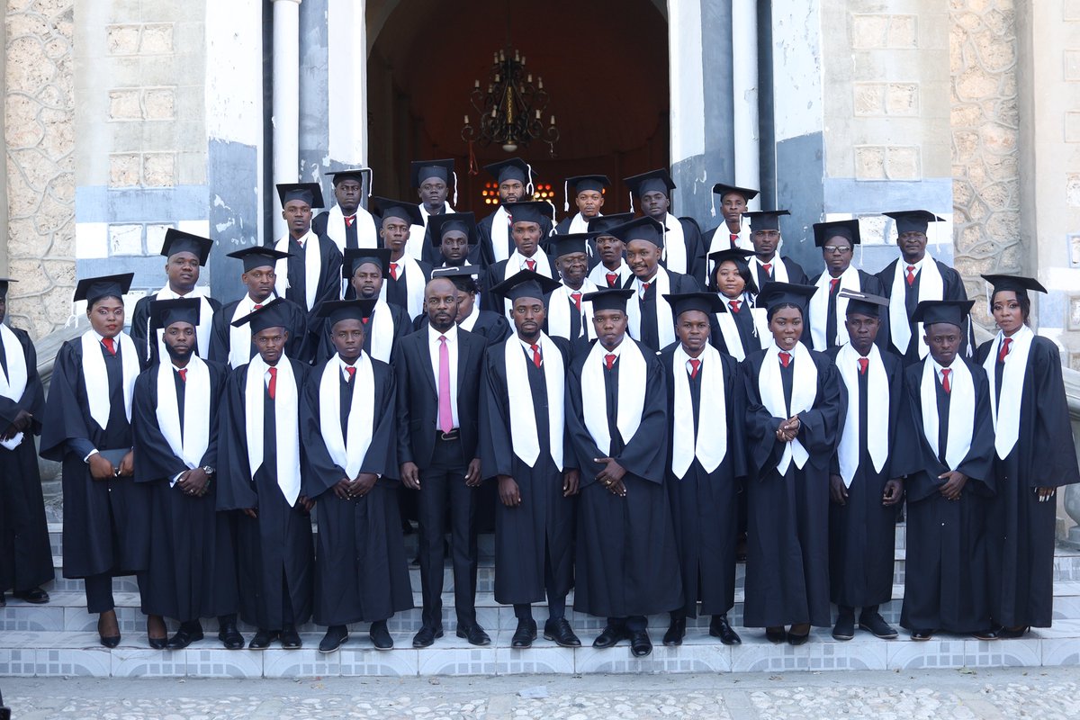 UniversitePBAS's tweet photo. L’Université Publique du Bas Artibonite à Saint-Marc (UPBAS) a procédé ce mardi 12 avril 2022 à la cérémonie de graduation de 172 étudiants. Ces diplômés sont tous issus de la promotion baptisée «Dumarsais Estimé» répartis en Sciences, de l'éducation, juridiques, Administration. https://t.co/k4oU5Fl07w