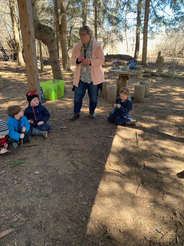 Une belle jounée à explorer notre sentier avec nos loupes. #classenature @LoignonL @JulieTerpstra <a href="/ecolecatholique/">CECCE</a> @Ressource_ACND <a href="/OutdoorClassDay/">Outdoor Classroom Day</a> <a href="/SylvieGosseli11/">Sylvie Gosselin</a> <a href="/GabrielleLefe/">Gabrielle Lefebvre</a>