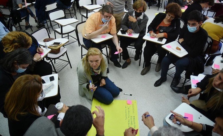 SomosUnc's tweet photo. Más de 600 docentes, estudiantes, graduados/as y nodocentes aportamos ideas y propuestas para afrontar los nuevos desafíos de la universidad que se viene

Entre todos, de manera horizontal y colaborativa, construimos las líneas de acción para el Plan de Gestión Rectoral 2022-2025 https://t.co/BR1c1wMmMD