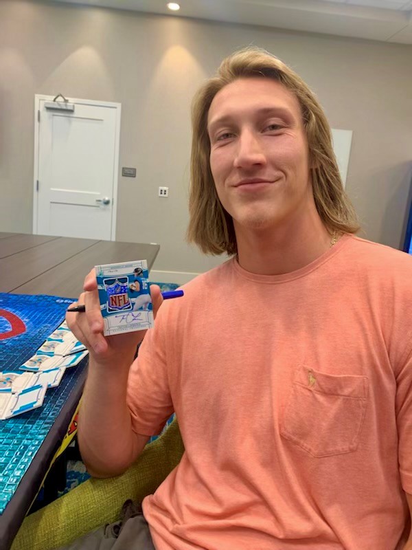 Panini America @PaniniAmerica Look who swung by to sign a few of his National…
