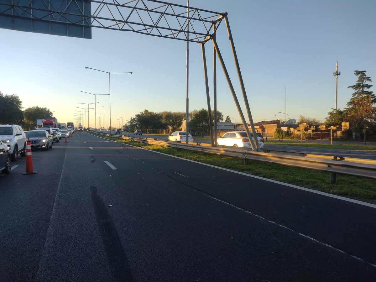 ElCampanense's tweet photo. Ahora accidente de tránsito en el kilómetro 72,5 de ruta Panamericana mano a Capital. importante congestión de vehículos. https://t.co/BX6iHtMj0h