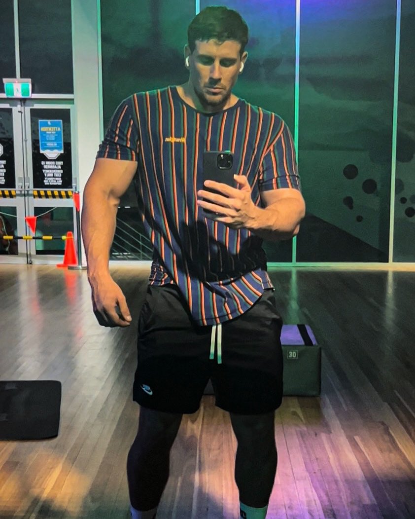 penlifts's tweet photo. The best way to start a Thursday is with a naughty arms split, hope you all have a great day! ☀️ https://t.co/RzxZx8L4MB