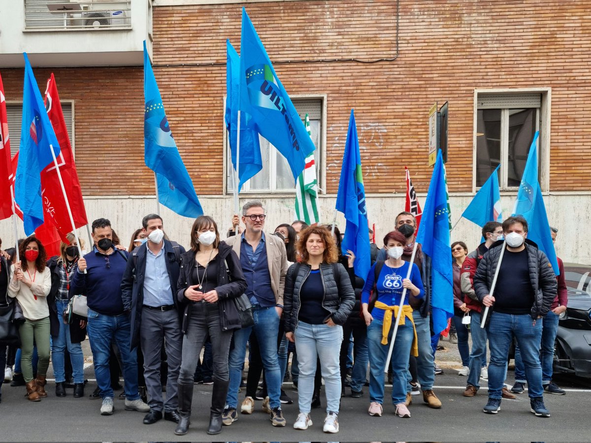 uiltemplazio's tweet photo. 🔵Oggi #presidio al #MinisterodelLavoro in una mobilitazione a supporto dei #Navigator.
Nei prossimi giorni continuerà lo stato di agitazione proclamato dai #sindacati confederati 💙⛵️
°
#uiltemp #uiltemplazio #sindacato #centriperlimpiego #lavoro #dirittoallavoro #diritti https://t.co/cVrNeMcqKy