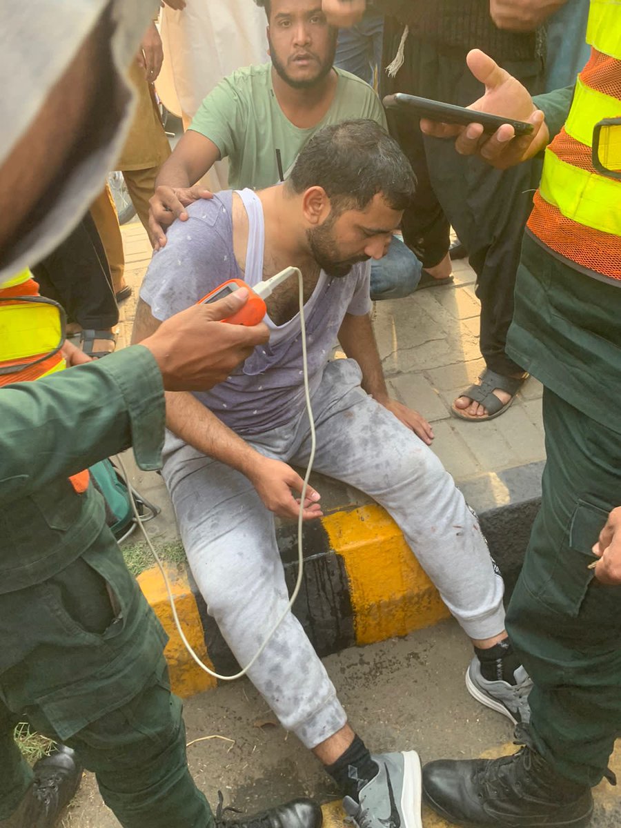 arsched's tweet photo. پاکستان آرمی کے میجر حارث کو ن لیگ کے رہنما کے گارڈز نے بہیمانہ تشدد کا نشانہ بنایا جس سے انکا بازو ٹوٹ گیا- میرا یہ بھائی سیاچین پر بملک کا دفاع کر چکا ہے- 
سلمان رفیق،حافظ نعمان اگلی گاڑی میں تھے جب انکے گارڈز نے میجر حارث کو مارا- افسوسناک- 
 #امپورٹڈ_حکومت_نامنظور https://t.co/yKpXxyJZbe