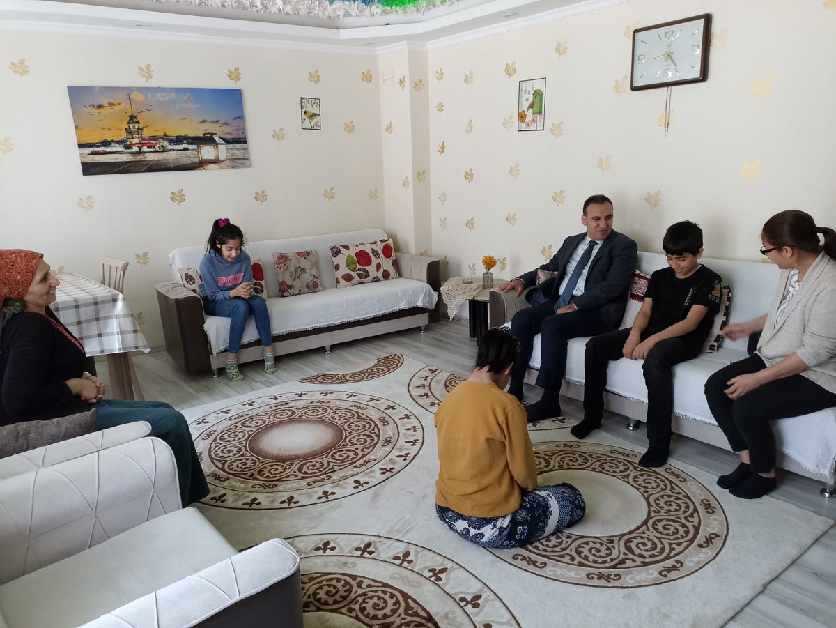 Eşini kaybettikten sonra biri ağır iki engelli toplam 5 çocuğuyla hayata tutunmaya çalışan Türkan DOĞAN ve ailesini evlerinde ziyaret ederek hal hatırlarını sorduk. Yoksunluk ve yoksulluk psikolojisini bir nebze de olsa hafifletmek için daha fazla Sosyal devlet olacağız.