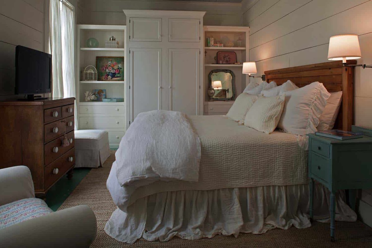 Charming fish camp style cottage invites relaxation in WaterColor onekindesign.com/2017/06/26/fis…