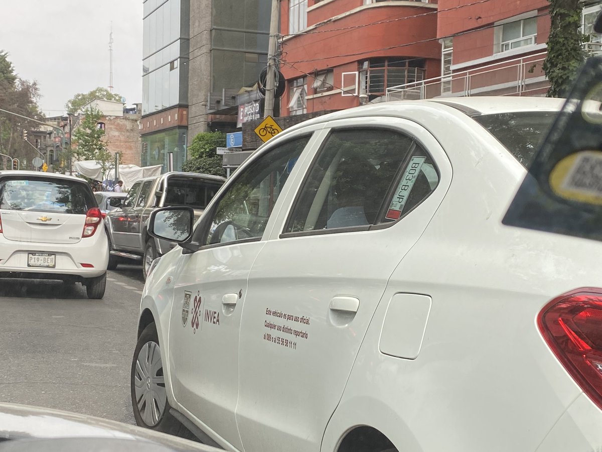 Sweet_Mogo's tweet photo. Día de tráfico intenso y el @inveacdmx @GobCDMX colaborando en la Roma (parados en doble fila) https://t.co/lRZbqjifG6