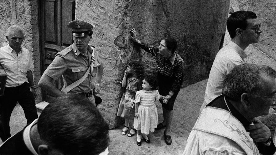 Marco_Rizzo's tweet photo. Alla scuola di giornalismo di #Palermo ci spiegavano il punto di vista partendo da #LetiziaBattaglia. Si può raccontare l’omicidio di mafia con la foto del morto a terra o fotografando i volti del quartiere rapiti dal delitto. Questione di punti di vista, appunto. Mancherà tanto. https://t.co/EfhUIbIL1c