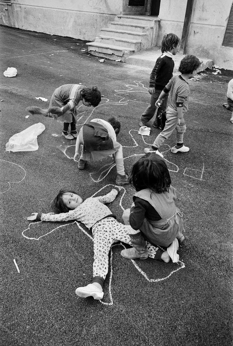 Marco_Rizzo's tweet photo. Alla scuola di giornalismo di #Palermo ci spiegavano il punto di vista partendo da #LetiziaBattaglia. Si può raccontare l’omicidio di mafia con la foto del morto a terra o fotografando i volti del quartiere rapiti dal delitto. Questione di punti di vista, appunto. Mancherà tanto. https://t.co/EfhUIbIL1c