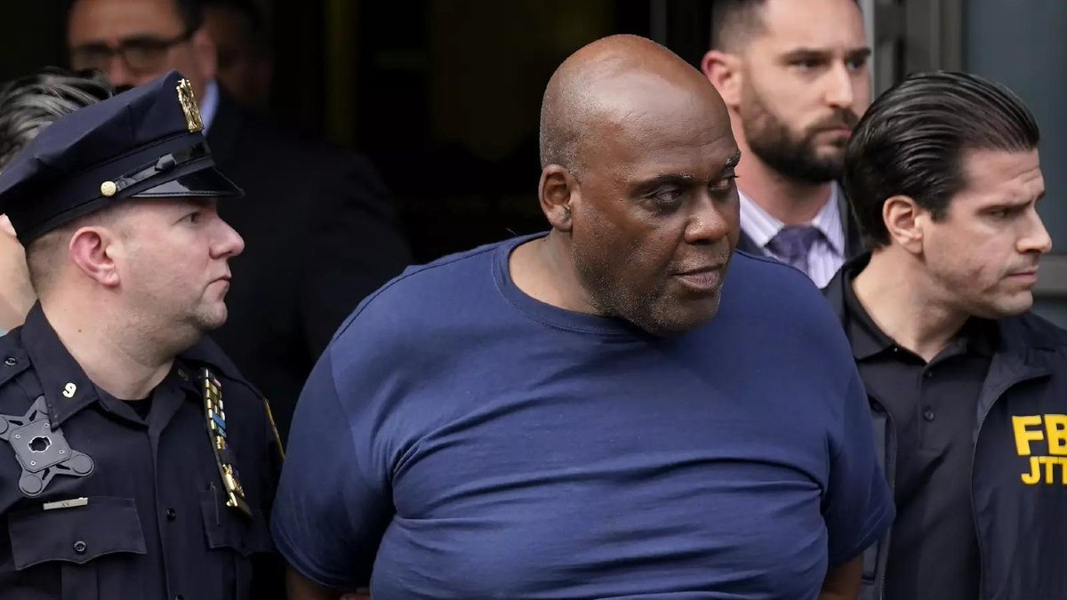 timesofindia's tweet image. 62-year-old suspect arrested in New York subway attack, charged with terror offence toi.in/pRKhMZ/a24gk