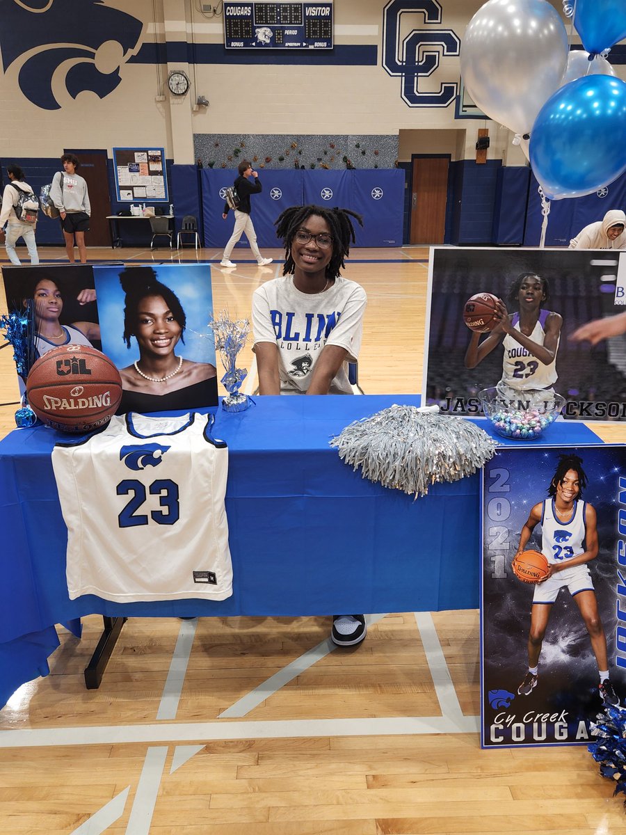 HoustonUnited3's tweet photo. Congratulations goes out to a couple more of our 2022s @Jasmyn_Ja signing to @BlinnWbb &amp; @trinityyyy_11 signing to @USMMA_Athletics Merchant Marine Academy Kings Point 👏🏼👏🏼 #HoustonUnitedFam🔵⚪️⚫️ https://t.co/8BCLuCaGrQ