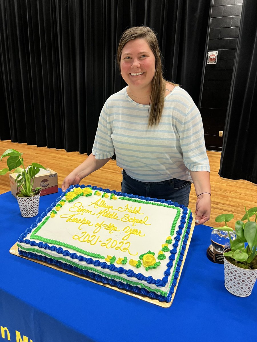 SMS_Wolverines's tweet image. Congratulations to our Simon MS 2021-2022 Teacher of the Year @Ms_field8 Ms. Field is a rock star Wolverine. Well deserved! @LBrionesSMS @soronald1 @AdrianDReyes @drwrighthays @MarivelSedillo @kristynmcneely