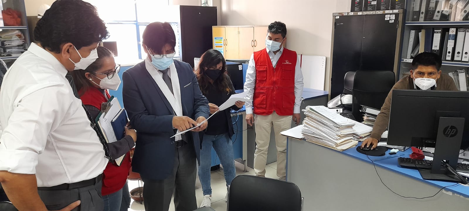 auditores revisando documentos en oficina