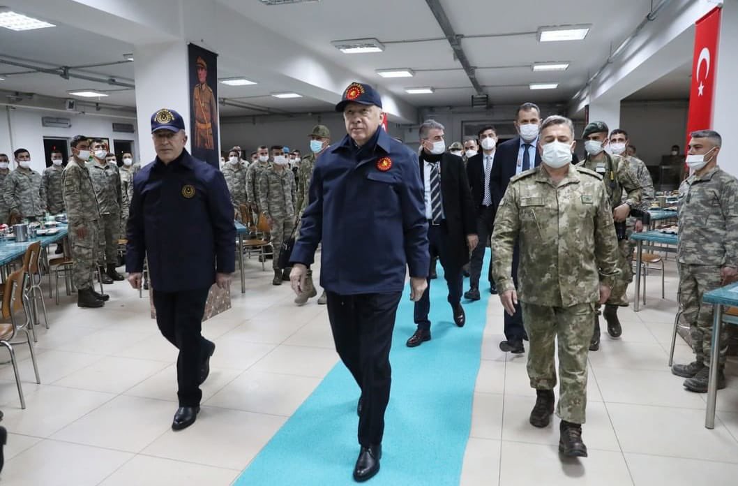 Halkın adamı, Hakk’ın aşığı.
O milyonların umut ışığı.
Mazlumlara sırdaş olan,
Gariplere yoldaş olan,
RECEP TAYYİP ERDOĞAN!