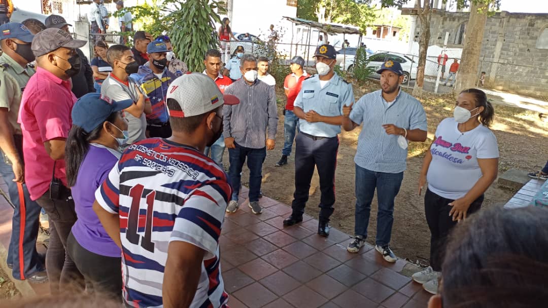 garciapintojose's tweet photo. Entrega de kits médicos con Glucómetro, Tensiómetro y Oxímetro para el Ambulatorio Popular de la Cabrera, siguiendo instrucciones de nuestro Gobernador @HectoRodriguez junto a la Alcaldesa del municipio Tomás Lander @dayanapsuv4 y el Secretario de Seguridad Ciudadana @LeninSosa11 https://t.co/Oohu9E9Nfi