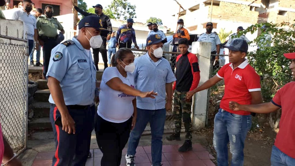 garciapintojose's tweet photo. Entrega de kits médicos con Glucómetro, Tensiómetro y Oxímetro para el Ambulatorio Popular de la Cabrera, siguiendo instrucciones de nuestro Gobernador @HectoRodriguez junto a la Alcaldesa del municipio Tomás Lander @dayanapsuv4 y el Secretario de Seguridad Ciudadana @LeninSosa11 https://t.co/Oohu9E9Nfi