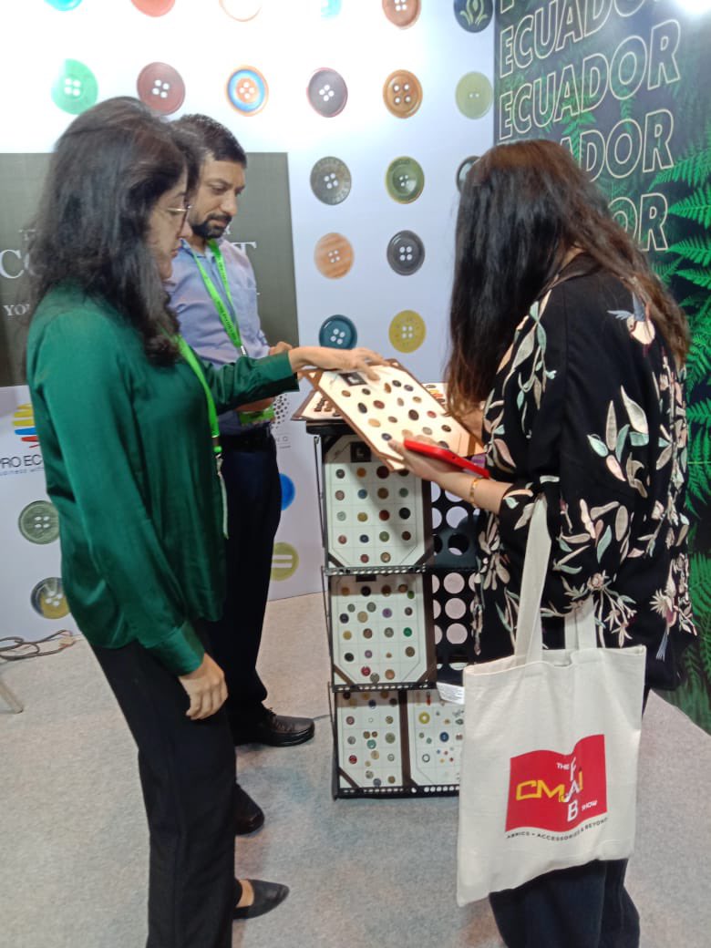 ProEcuador_'s tweet photo. Culminamos nuestra participación en #FABShow 2022 en Mumbai. Mantuvimos reuniones con fabricantes de ropa que proveen a los mercados de India🇮🇳, Japón🇯🇵, Suecia🇸🇪, Alemania🇩🇪 y Estados Unidos🇺🇸, los cuales desean incorporar los botones de tagua ecuatoriana en sus colecciones. https://t.co/Mdzuy9ulNX