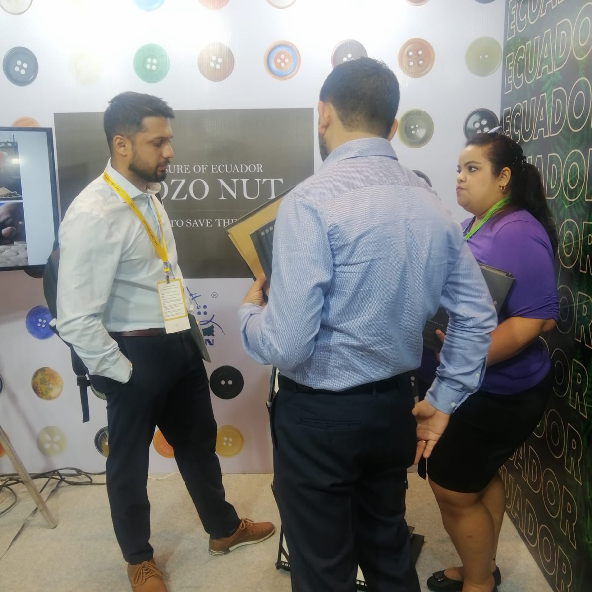 ProEcuador_'s tweet photo. Culminamos nuestra participación en #FABShow 2022 en Mumbai. Mantuvimos reuniones con fabricantes de ropa que proveen a los mercados de India🇮🇳, Japón🇯🇵, Suecia🇸🇪, Alemania🇩🇪 y Estados Unidos🇺🇸, los cuales desean incorporar los botones de tagua ecuatoriana en sus colecciones. https://t.co/Mdzuy9ulNX